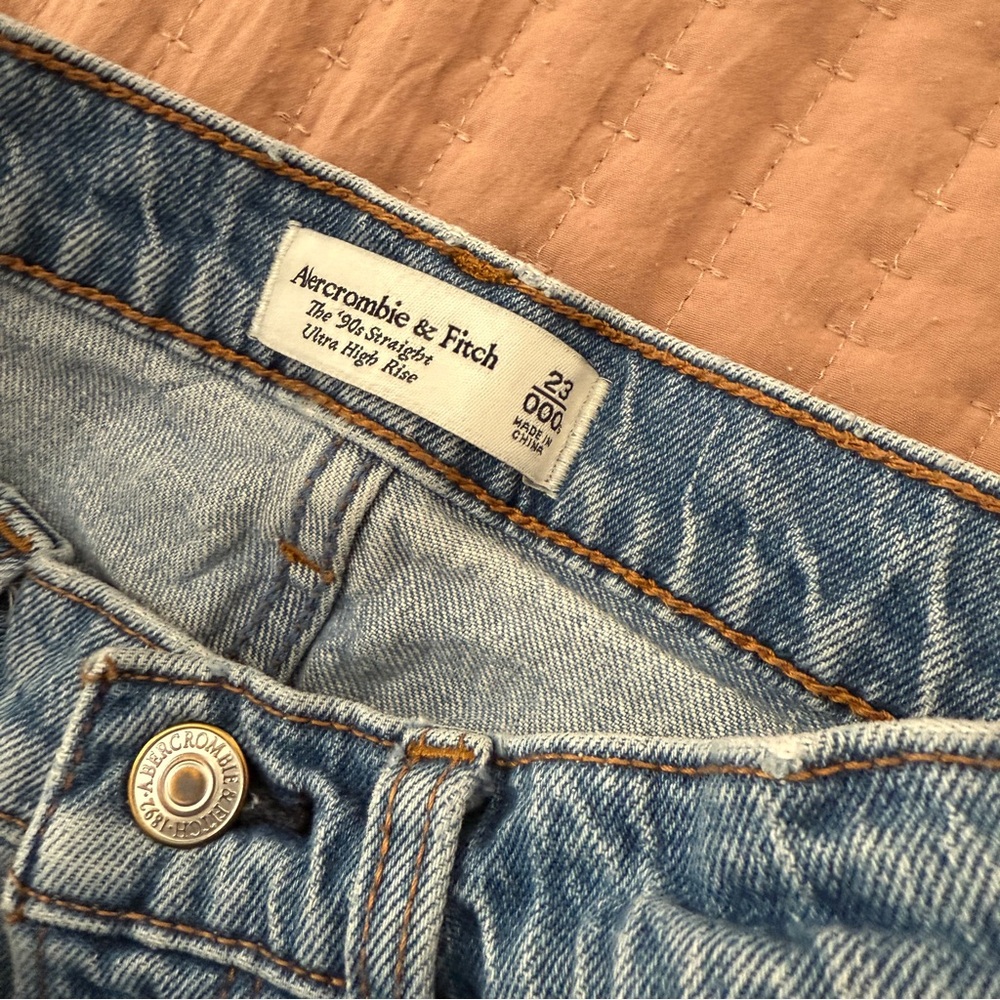 Abercrombie The 90s Straight Ultra High Rise Jeans - Picture 3 of 4